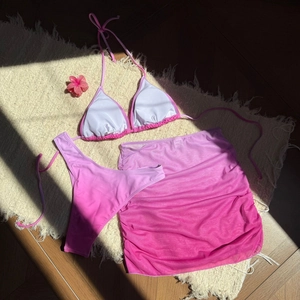 Détail d'un ensemble de bikini trois pièces dégradé rose et violet avec jupe en résille