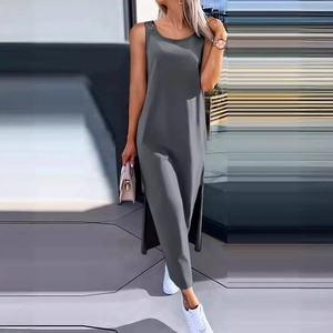 Ärmelloses eng anliegendes graues Maxikleid mit Rundhals und Seitenschlitz für den Sommer