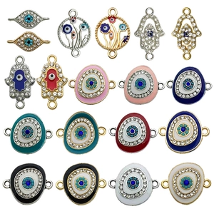 Collezione dettagliata di ciondoli a mano di Fatima e malocchio con smalto e strass colorati