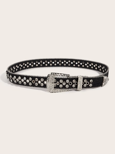 Détail de la ceinture en daim noir avec strass argentés et boucle de style western
