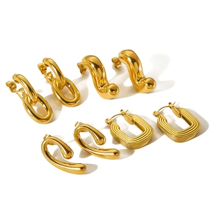 Set di orecchini in acciaio inossidabile placcato oro 18k con design geometrico e minimalista