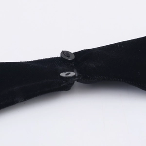Mini abito sexy in velluto nero con allacciatura al collo, doppi bottoni e frange