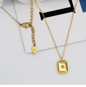 Dettaglio della collana a stella placcata oro 18K con marchio del materiale K18 inciso