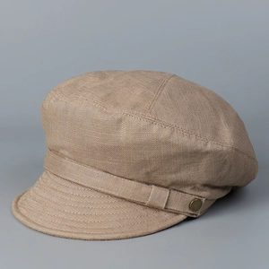Détail du tissu en lin respirant marron sur une casquette plate minimaliste pour femme