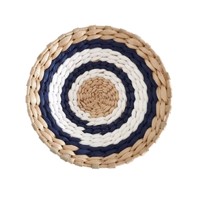 Dettaglio della trama in alghe marine intrecciate a mano con decoro blu e bianco
