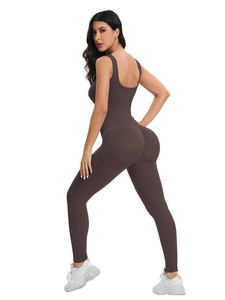 Détail de la texture côtelée marron foncé et dos en U sans couture sur le body de yoga