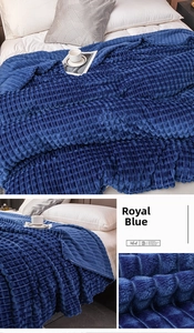 Dettaglio della coperta in velluto blu reale con spessa trama 3D a scacchi per un nido caldo