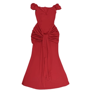 Détail d'une robe en satin rouge foncé avec col en V, manches bouffantes et plis