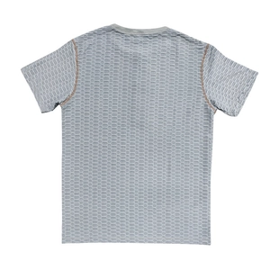 Détail d'un t-shirt Henley gris pour homme avec texture gaufrée et manches raglan