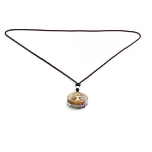 Détail du collier arbre de vie avec éclats de pierres naturelles et cordon tressé