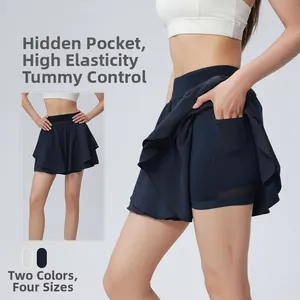 Détail d'une jupe-short de sport bleu marine à taille haute avec poche cachée sur la doublure