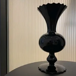 Minimalistische schwarze Glasvase mit Wellenrand und Mid-Century-Design für Wohndeko