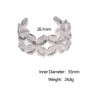 Vue détaillée du bracelet jonc fleur argenté de 26,1 mm de large et 55 mm de diamètre