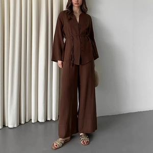 Completo due pezzi marrone scuro con camicia con scollo a V e pantaloni larghi abbinati