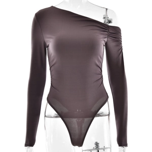 Détail d'un body asymétrique gris foncé à manches longues montrant la texture du tissu