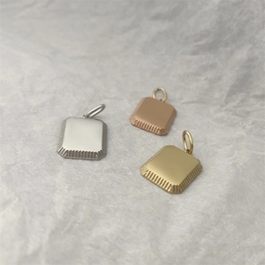 Nahaufnahme von rechteckigen DIY-Anhängern in Silber-, Gold- und Roségold-Optik