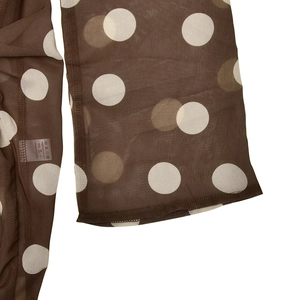 Détail de la texture du tissu en polyester imprimé et étiquette d'entretien taille S