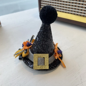 Détail de mini pince à cheveux chapeau de sorcière avec paillettes noires et fleurs en feutre