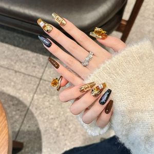 3D wijnfles press-on nagels in bordeaux en goud, handgemaakt lang trapeziumvormig design