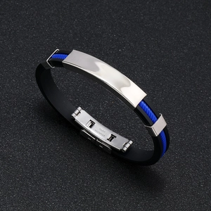 Détail d'un bracelet en silicone noir et bleu ajustable avec boucle en acier inoxydable poli