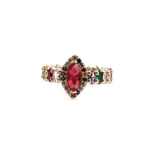 Détail d'une bague dorée avec une grande gemme marquise rouge et des pierres colorées