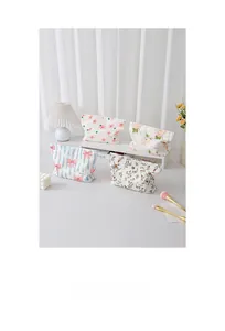 Dettaglio di quattro trousse in cotone floreale con varie stampe eleganti e chiusura a zip