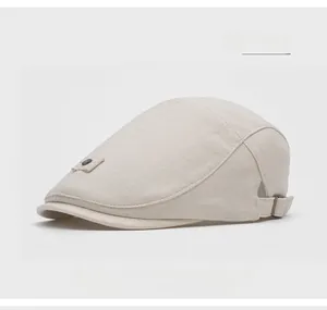 Dettaglio del berretto in lino beige con trama intrecciata e fibbia laterale in metallo