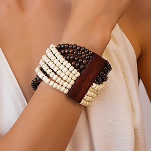 Détail d'un bracelet bohème multicouche en perles de bois avec cordons élastiques bicolores