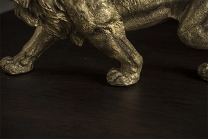 Detailaufnahme der goldenen Löwenstatue-Beine und Krallen mit metallischer Harztextur