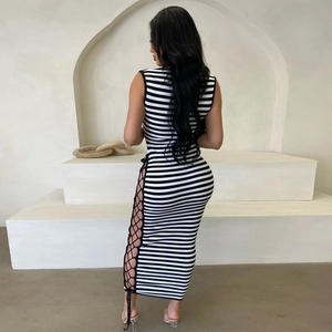Abito lungo a righe senza maniche con sexy ritagli laterali e dettagli stringati