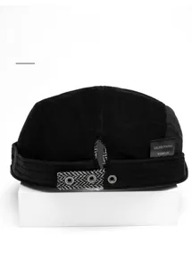 Dettaglio del tessuto misto lana e della calda fodera in pile di questo cappello miki