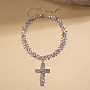 Exquis collier pendentif croix en argent avec zircons brillants sur fond texturé