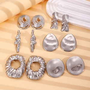 Set di orecchini in argento geometrici irregolari con texture metallica moderna
