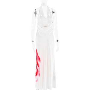 Vue arrière d'une robe longue dos nu en satin blanc avec imprimé abstrait rouge chic