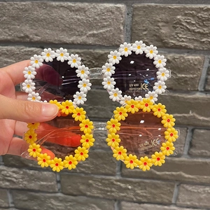 Detail view of round daisy flower sunglasses for kids with UV 400 protection lenses