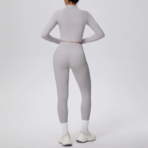 Vue arrière de l'ensemble de yoga taille haute montrant l'effet galbant et passe-pouces