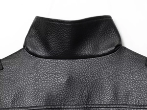 Detailaufnahme des schwarzen PU-Lederjackenkragens mit Lychee-Struktur und feiner Naht