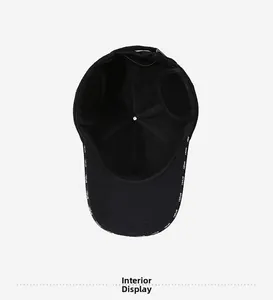 Dettaglio interno della fodera calda e del logo sportivo del cappellino invernale da uomo