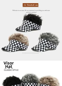 Dettaglio cappello con parrucca e visiera a scacchi bianchi e neri stile classico