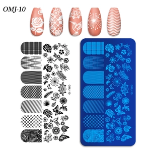 Détail macro de la plaque de stamping OMJ-10 avec motifs fleurs et papillons