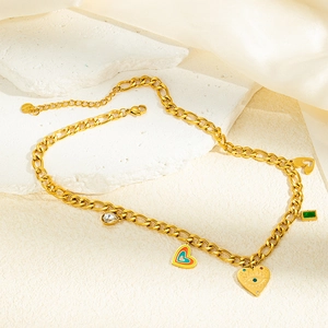 Détail du collier en acier doré avec pendentifs cœurs en zircon coloré et œil porte-bonheur
