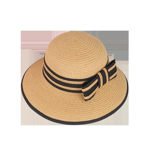 Chapeau de soleil tressé pour femme avec ruban nœud noir et style de vacances à bord large