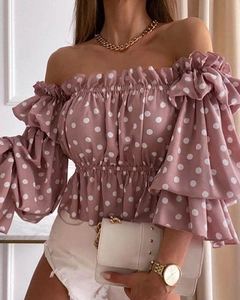 Detail der rosa Polka-Dot-Bluse mit schulterfreiem Schnitt, Stufenärmeln und Chiffon-Stoff