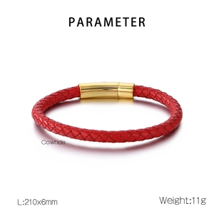 Détail d'un bracelet en cuir de vachette tressé rouge avec fermoir magnétique doré et tailles