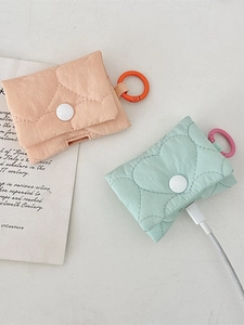 Custodia protettiva trapuntata a cuore per AirPods con porta di ricarica e gancio