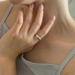 Dettaglio anello in argento sterling S925 con motivi incisi a fungo e cuore