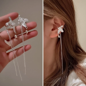 Détail de la bague et du bijou d'oreille noeud argenté avec pampilles et perles
