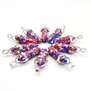 Set van 11 zeshoekige kristallen hangers met rood wit blauwe texturen en zilveren kappen