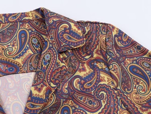 Détail de l'imprimé paisley sur une chemise à col avec des coutures précises