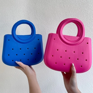 Gros plan détaillé des sacs de plage EVA bleu et magenta avec design ajouré imperméable